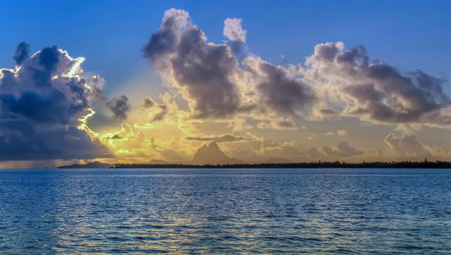 Eine Insel aus den Träumen – besser lässt sich Bora Bora nicht beschreiben. Türkisfarbene Lagunen, weiche, weisse Sandstrände und glühende Sonnenuntergänge bilden die Kulisse der Insel, sie ist so grossartig, dass sie ihren Namen sogar zweimal trägt. Wir kommen rechtzeitig beim Sonnenuntergang an.
